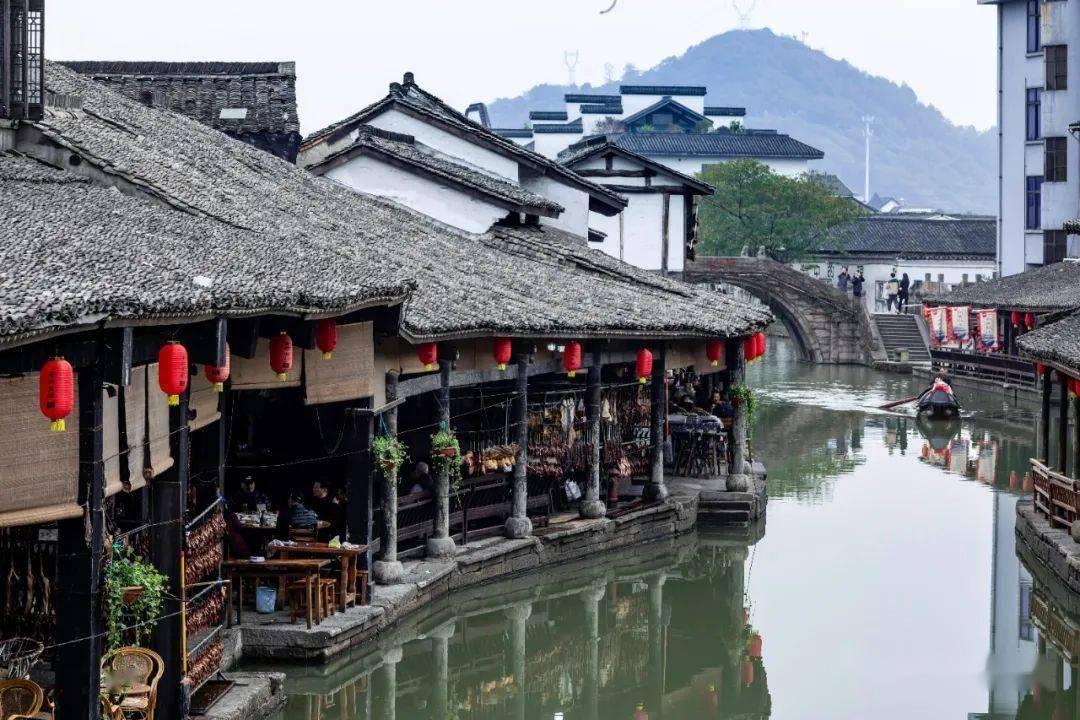 英国利物浦市中心一座4层建筑发生火灾 出现倒塌迹象